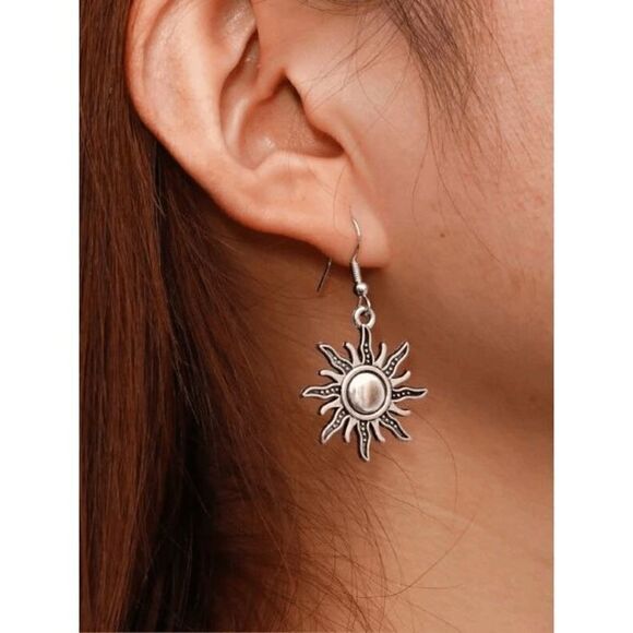 SILVER SUN MOON MISMATCHED EARRINGS - Picture 4 of 4